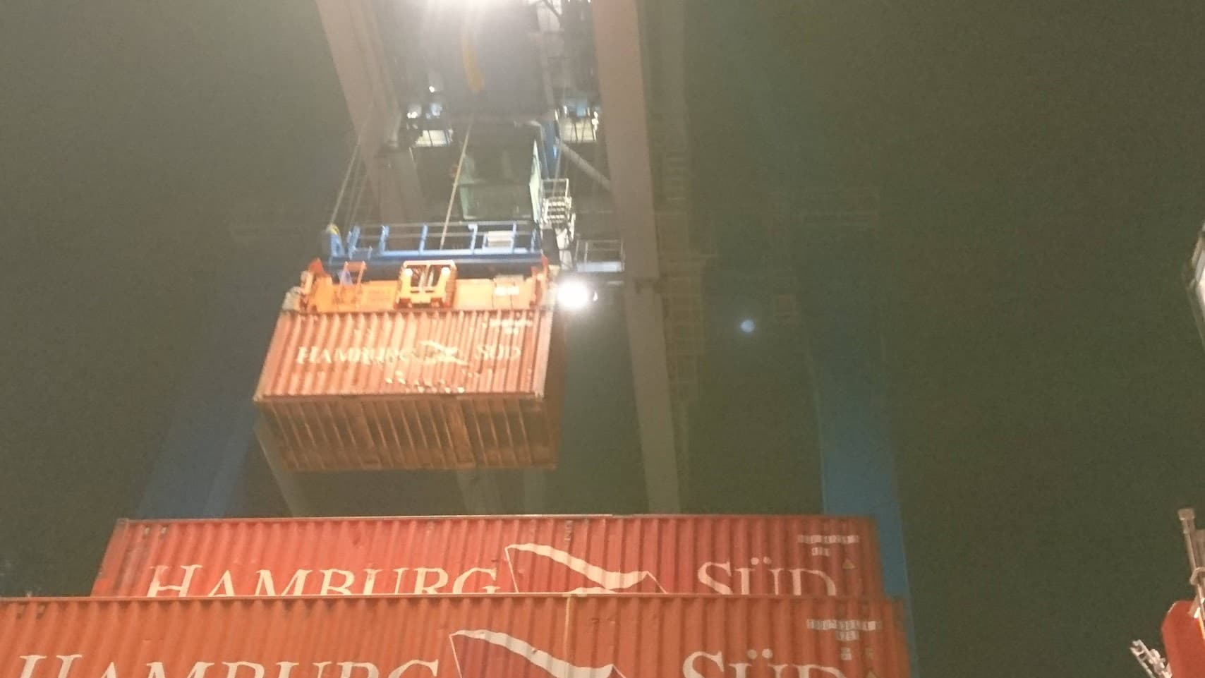 Contêineres sendo carregados em navio