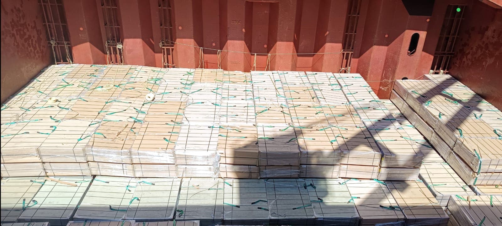 Plywood sendo embarcados e apeados