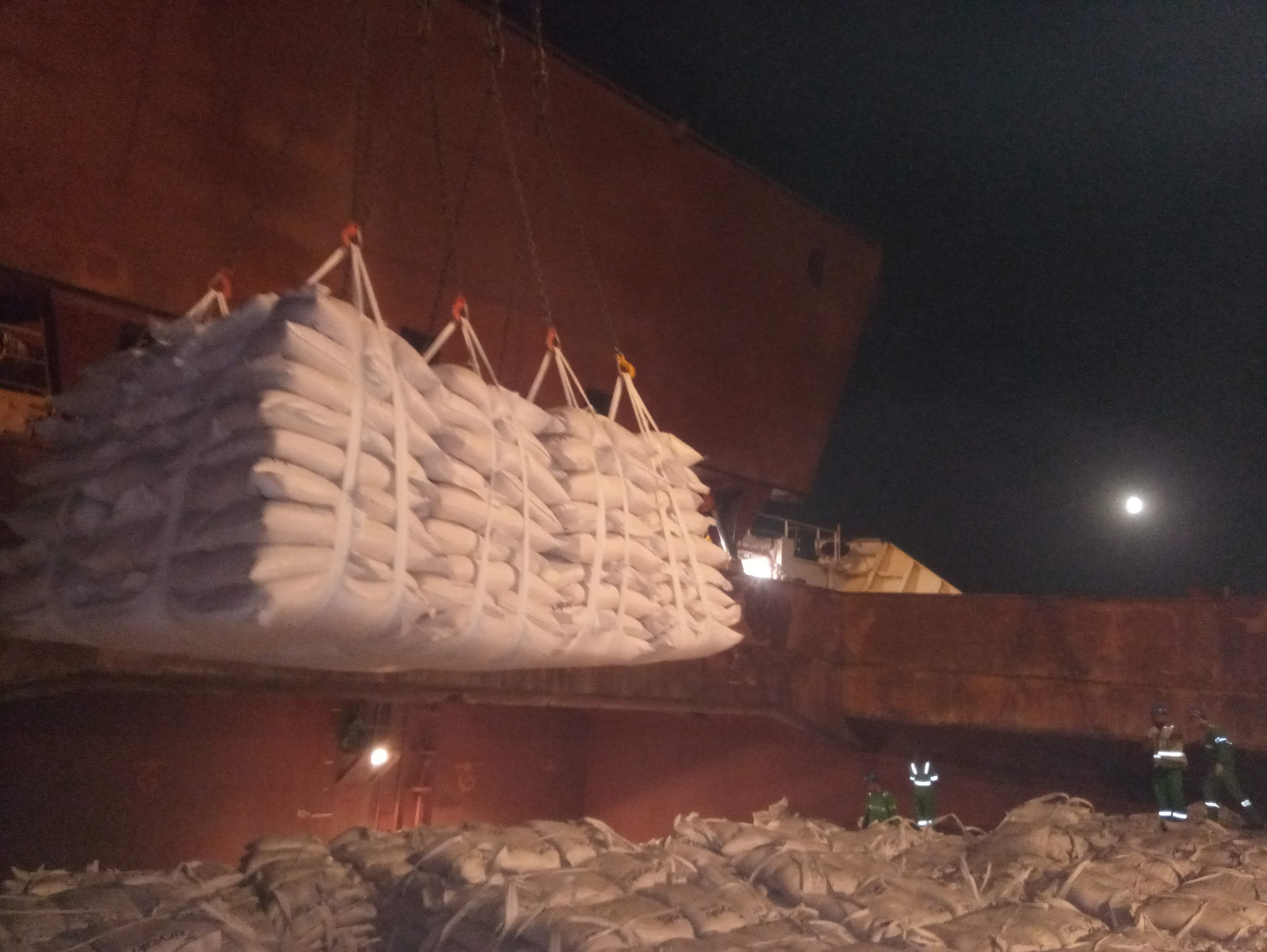 Sacarias sendo carregadas