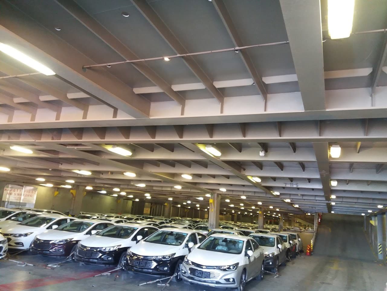 Veículos sendo embarcados