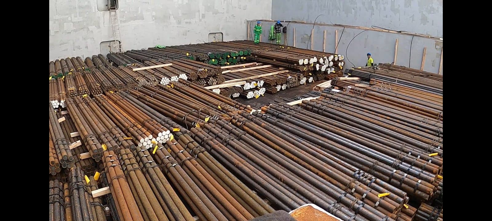 Vergalhões de aço sendo embarcados